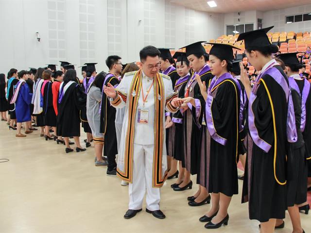คณะกรรมการดำเนินงานพิธีพระราชทานปริญญาบัตร,คณะศิลปศาสตร์,ดำเนินการฝึกซ้อมบัณฑิต,เพื่อเตรียมความพร้อมเข้ารับพระราชทานปริญญาบัตร,ประจำปีการศึกษา,๒๕๖๐