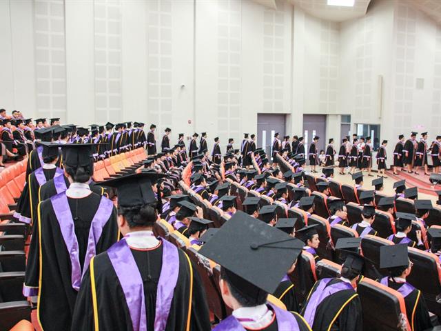 คณะกรรมการดำเนินงานพิธีพระราชทานปริญญาบัตร,คณะศิลปศาสตร์,ดำเนินการฝึกซ้อมบัณฑิต,เพื่อเตรียมความพร้อมเข้ารับพระราชทานปริญญาบัตร,ประจำปีการศึกษา,๒๕๖๐