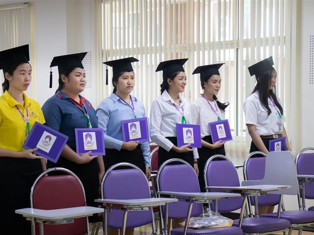 คณะกรรมการดำเนินงานพิธีพระราชทานปริญญาบัตร,คณะศิลปศาสตร์,ดำเนินการฝึกซ้อมบัณฑิต,เพื่อเตรียมความพร้อมเข้ารับพระราชทานปริญญาบัตร,ประจำปีการศึกษา,๒๕๖๐