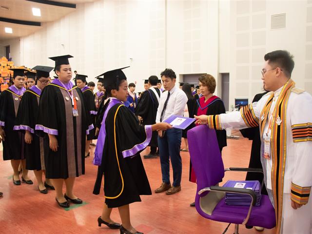 คณะกรรมการดำเนินงานพิธีพระราชทานปริญญาบัตร,คณะศิลปศาสตร์,ดำเนินการฝึกซ้อมบัณฑิต,เพื่อเตรียมความพร้อมเข้ารับพระราชทานปริญญาบัตร,ประจำปีการศึกษา,๒๕๖๐