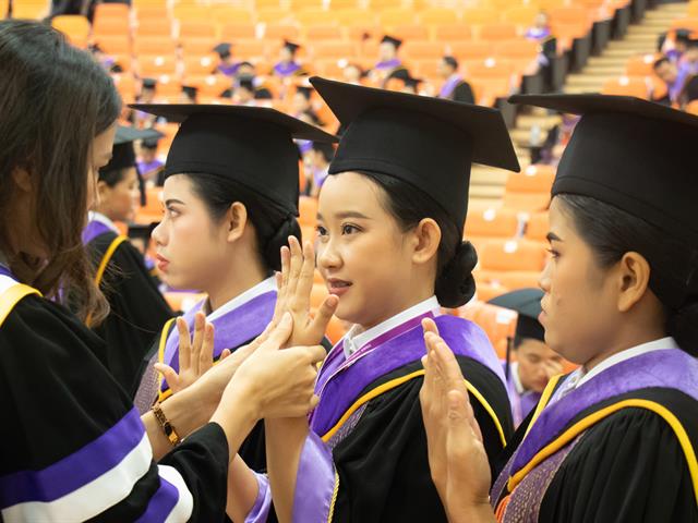 คณะกรรมการดำเนินงานพิธีพระราชทานปริญญาบัตร,คณะศิลปศาสตร์,ดำเนินการฝึกซ้อมบัณฑิต,เพื่อเตรียมความพร้อมเข้ารับพระราชทานปริญญาบัตร,ประจำปีการศึกษา,๒๕๖๐