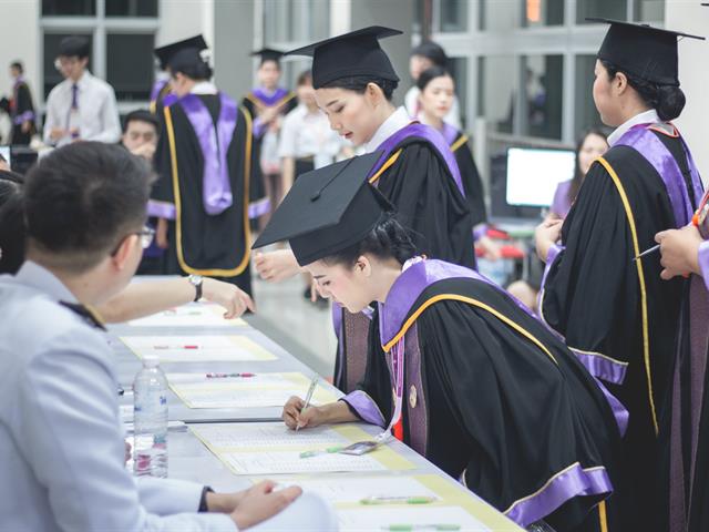 คณะกรรมการดำเนินงานพิธีพระราชทานปริญญาบัตร,คณะศิลปศาสตร์,ดำเนินการฝึกซ้อมบัณฑิต,เพื่อเตรียมความพร้อมเข้ารับพระราชทานปริญญาบัตร,ประจำปีการศึกษา,๒๕๖๐