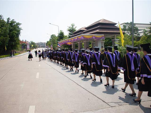 คณะกรรมการดำเนินงานพิธีพระราชทานปริญญาบัตร,คณะศิลปศาสตร์,ดำเนินการฝึกซ้อมบัณฑิต,เพื่อเตรียมความพร้อมเข้ารับพระราชทานปริญญาบัตร,ประจำปีการศึกษา,๒๕๖๐
