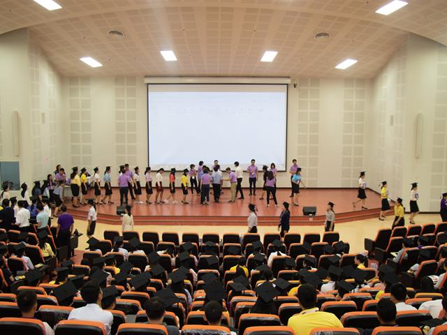 คณะกรรมการดำเนินงานพิธีพระราชทานปริญญาบัตร,คณะศิลปศาสตร์,ดำเนินการฝึกซ้อมบัณฑิต,เพื่อเตรียมความพร้อมเข้ารับพระราชทานปริญญาบัตร,ประจำปีการศึกษา,๒๕๖๐