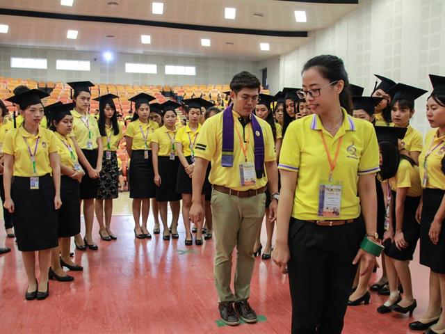 คณะกรรมการดำเนินงานพิธีพระราชทานปริญญาบัตร,คณะศิลปศาสตร์,ดำเนินการฝึกซ้อมบัณฑิต,เพื่อเตรียมความพร้อมเข้ารับพระราชทานปริญญาบัตร,ประจำปีการศึกษา,๒๕๖๐