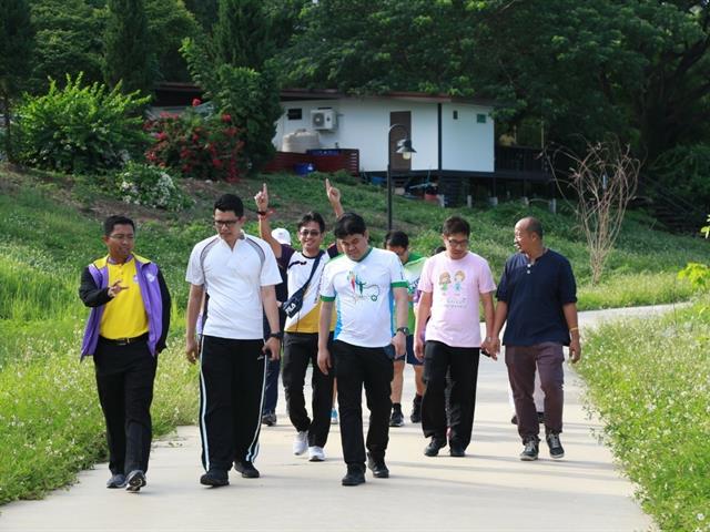 อธิการบดีมหาวิทยาลัยพะเยา,พร้อมคณะผู้บริหาร,เดินออกกำลังกายและสำรวจภูมิทัศน์,ตามนโยบาย,Green,and,Clean,University