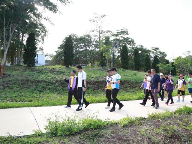 อธิการบดีมหาวิทยาลัยพะเยา,พร้อมคณะผู้บริหาร,เดินออกกำลังกายและสำรวจภูมิทัศน์,ตามนโยบาย,Green,and,Clean,University