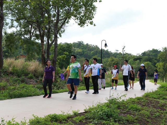 อธิการบดีมหาวิทยาลัยพะเยา,พร้อมคณะผู้บริหาร,เดินออกกำลังกายและสำรวจภูมิทัศน์,ตามนโยบาย,Green,and,Clean,University