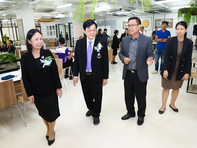 อธิการบดีมหาวิทยาลัยพะเยา,เปิดศูนย์อาหาร,“อิ่มสุข”