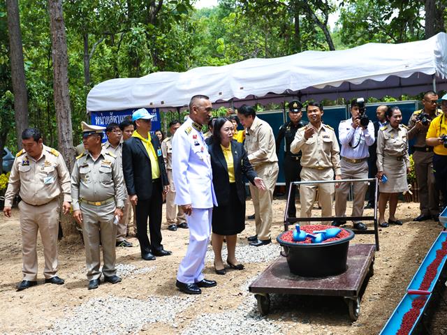 พระบาทสมเด็จพระเจ้าอยู่หัว,ฯ,พระราชทานอาหารสัตว์,ในนามคุณฟูฟู,สุนัขทรงเลี้ยงกับสถานสงเคราะห์สัตว์มหาวิทยาลัยพะเยา,และบ้านรักษ์สัตว์,จังหวัดพะเยา