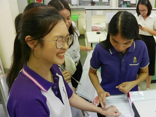 นิสิตคณะเภสัชศาสตร์,สาขาวิทยาศาสตร์เครื่องสำอางชั้นปีที่,4,เตรียมความพร้อมงานสัปดาห์เภสัชกรรม