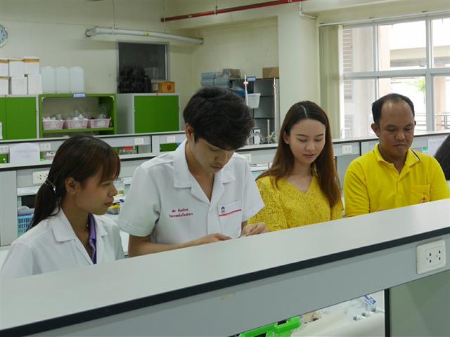 นิสิตคณะเภสัชศาสตร์,สาขาวิทยาศาสตร์เครื่องสำอางชั้นปีที่,4,เตรียมความพร้อมงานสัปดาห์เภสัชกรรม