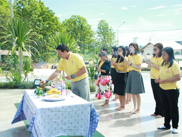 ทีมคณะผู้บริหาร,คณาจารย์,และบุคลากรคณะเกษตรศาสตร์และทรัพยากรธรรมชาติ,ม.พะเยา,ร่วมสักการะ,วางพ่วงมาลัย,ณ,ลานประดิษฐานพระพุทธภุชคารักษ์,พระพุทธรูปประจำมหาวิทยาลัยพะเยา,และสมเด็จพระนเรศวรมหาราช,