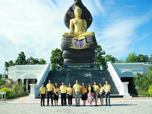 ทีมคณะผู้บริหาร,คณาจารย์,และบุคลากรคณะเกษตรศาสตร์และทรัพยากรธรรมชาติ,ม.พะเยา,ร่วมสักการะ,วางพ่วงมาลัย,ณ,ลานประดิษฐานพระพุทธภุชคารักษ์,พระพุทธรูปประจำมหาวิทยาลัยพะเยา,และสมเด็จพระนเรศวรมหาราช,