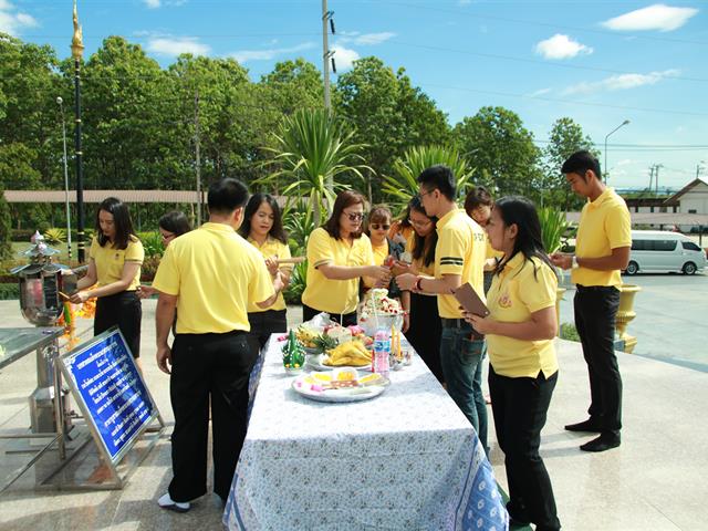 ทีมคณะผู้บริหาร,คณาจารย์,และบุคลากรคณะเกษตรศาสตร์และทรัพยากรธรรมชาติ,ม.พะเยา,ร่วมสักการะ,วางพ่วงมาลัย,ณ,ลานประดิษฐานพระพุทธภุชคารักษ์,พระพุทธรูปประจำมหาวิทยาลัยพะเยา,และสมเด็จพระนเรศวรมหาราช,