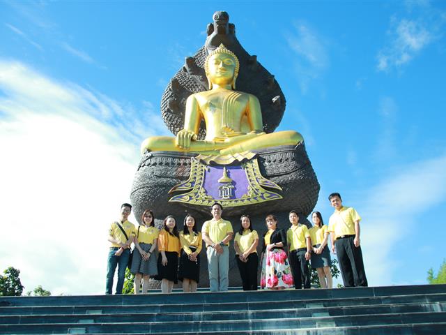 ทีมคณะผู้บริหาร,คณาจารย์,และบุคลากรคณะเกษตรศาสตร์และทรัพยากรธรรมชาติ,ม.พะเยา,ร่วมสักการะ,วางพ่วงมาลัย,ณ,ลานประดิษฐานพระพุทธภุชคารักษ์,พระพุทธรูปประจำมหาวิทยาลัยพะเยา,และสมเด็จพระนเรศวรมหาราช,