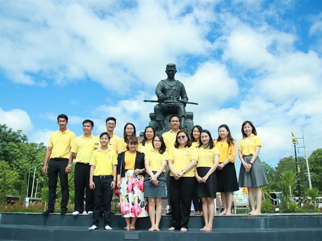 ทีมคณะผู้บริหาร,คณาจารย์,และบุคลากรคณะเกษตรศาสตร์และทรัพยากรธรรมชาติ,ม.พะเยา,ร่วมสักการะ,วางพ่วงมาลัย,ณ,ลานประดิษฐานพระพุทธภุชคารักษ์,พระพุทธรูปประจำมหาวิทยาลัยพะเยา,และสมเด็จพระนเรศวรมหาราช,