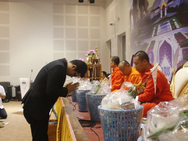 คณะเทคโนโลยีสารสนเทศและการสื่อสาร,มหาวิทยาลัยพะเยา,จัดพิธีทำบุญคณะและปฐมนิเทศนิสิตใหม่,ประจำปีการศึกษา,2562,เพื่อถวายเป็นพระราชกุศล,เนื่องในวันเฉลิมพระชนมพรรษาพระบาทสมเด็จพระเจ้าอยู่หัว,รัชกาลที่,10,อีกทั้งยังเป็นการเปิดโอกาสให้นิสิตใหม่ได้พบปะผู้บริหารคณะฯ,เพื่อแนะนำแนวทางในการปฏิบัติตนในรั้วมหาวิทยาลัย