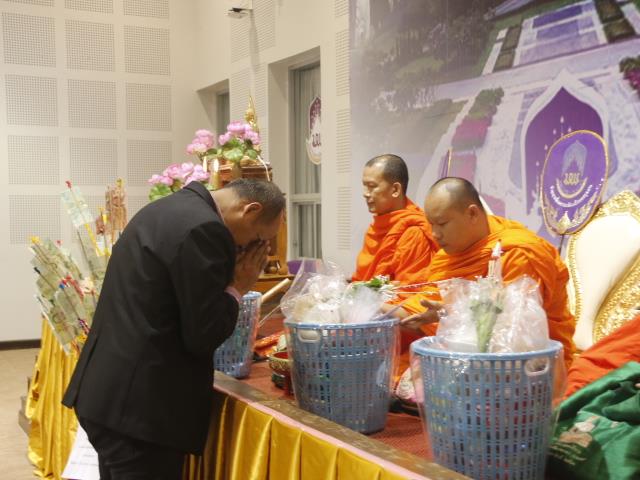 คณะเทคโนโลยีสารสนเทศและการสื่อสาร,มหาวิทยาลัยพะเยา,จัดพิธีทำบุญคณะและปฐมนิเทศนิสิตใหม่,ประจำปีการศึกษา,2562,เพื่อถวายเป็นพระราชกุศล,เนื่องในวันเฉลิมพระชนมพรรษาพระบาทสมเด็จพระเจ้าอยู่หัว,รัชกาลที่,10,อีกทั้งยังเป็นการเปิดโอกาสให้นิสิตใหม่ได้พบปะผู้บริหารคณะฯ,เพื่อแนะนำแนวทางในการปฏิบัติตนในรั้วมหาวิทยาลัย