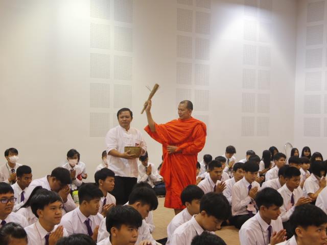 คณะเทคโนโลยีสารสนเทศและการสื่อสาร,มหาวิทยาลัยพะเยา,จัดพิธีทำบุญคณะและปฐมนิเทศนิสิตใหม่,ประจำปีการศึกษา,2562,เพื่อถวายเป็นพระราชกุศล,เนื่องในวันเฉลิมพระชนมพรรษาพระบาทสมเด็จพระเจ้าอยู่หัว,รัชกาลที่,10,อีกทั้งยังเป็นการเปิดโอกาสให้นิสิตใหม่ได้พบปะผู้บริหารคณะฯ,เพื่อแนะนำแนวทางในการปฏิบัติตนในรั้วมหาวิทยาลัย