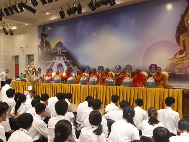 คณะเทคโนโลยีสารสนเทศและการสื่อสาร,มหาวิทยาลัยพะเยา,จัดพิธีทำบุญคณะและปฐมนิเทศนิสิตใหม่,ประจำปีการศึกษา,2562,เพื่อถวายเป็นพระราชกุศล,เนื่องในวันเฉลิมพระชนมพรรษาพระบาทสมเด็จพระเจ้าอยู่หัว,รัชกาลที่,10,อีกทั้งยังเป็นการเปิดโอกาสให้นิสิตใหม่ได้พบปะผู้บริหารคณะฯ,เพื่อแนะนำแนวทางในการปฏิบัติตนในรั้วมหาวิทยาลัย
