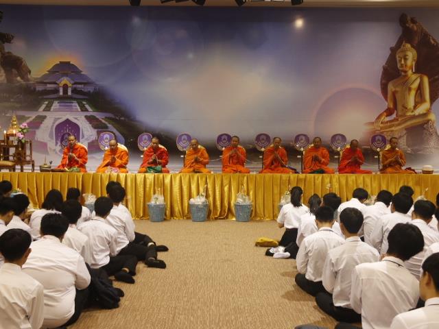 คณะเทคโนโลยีสารสนเทศและการสื่อสาร,มหาวิทยาลัยพะเยา,จัดพิธีทำบุญคณะและปฐมนิเทศนิสิตใหม่,ประจำปีการศึกษา,2562,เพื่อถวายเป็นพระราชกุศล,เนื่องในวันเฉลิมพระชนมพรรษาพระบาทสมเด็จพระเจ้าอยู่หัว,รัชกาลที่,10,อีกทั้งยังเป็นการเปิดโอกาสให้นิสิตใหม่ได้พบปะผู้บริหารคณะฯ,เพื่อแนะนำแนวทางในการปฏิบัติตนในรั้วมหาวิทยาลัย