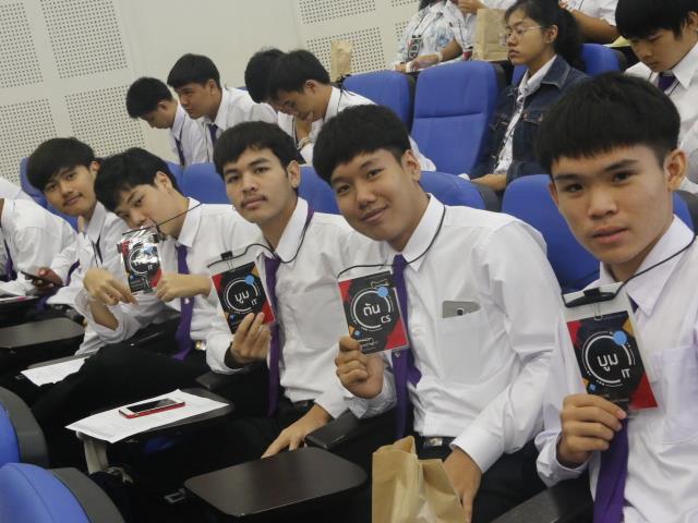 คณะเทคโนโลยีสารสนเทศและการสื่อสาร,มหาวิทยาลัยพะเยา,จัดกิจกรรมอบรมนิสิตใหม่,หัวข้อ,“สุขภาพจิตที่ดี,ส่งผลดีต่อการเรียน”,เพื่อให้นิสิตใหม่ได้เรียนรู้ปัญหาสุขภาพจิตและวิธีแก้ไขปัญหาเบื้องต้นในระหว่างที่ใช้ชีวิตในรั้วมหาวิทยาลัย
