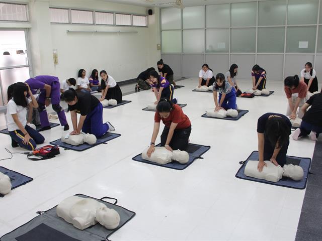 คณะเภสัชศาสตร์จัดกิจกรรมรับน้อง,สอนการกู้ชีพพื้นฐานให้กับนิสิตชั้นปีที่1