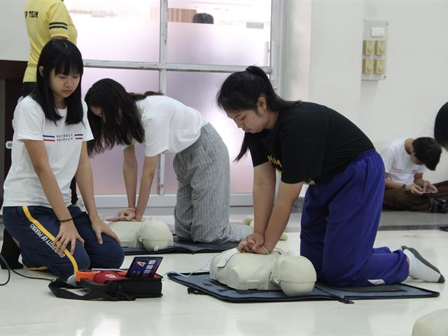 คณะเภสัชศาสตร์จัดกิจกรรมรับน้อง,สอนการกู้ชีพพื้นฐานให้กับนิสิตชั้นปีที่1