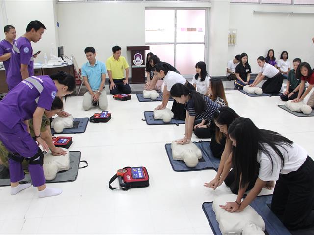 คณะเภสัชศาสตร์จัดกิจกรรมรับน้อง,สอนการกู้ชีพพื้นฐานให้กับนิสิตชั้นปีที่1