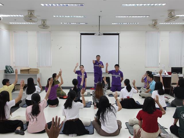 คณะเภสัชศาสตร์จัดกิจกรรมรับน้อง,สอนการกู้ชีพพื้นฐานให้กับนิสิตชั้นปีที่1