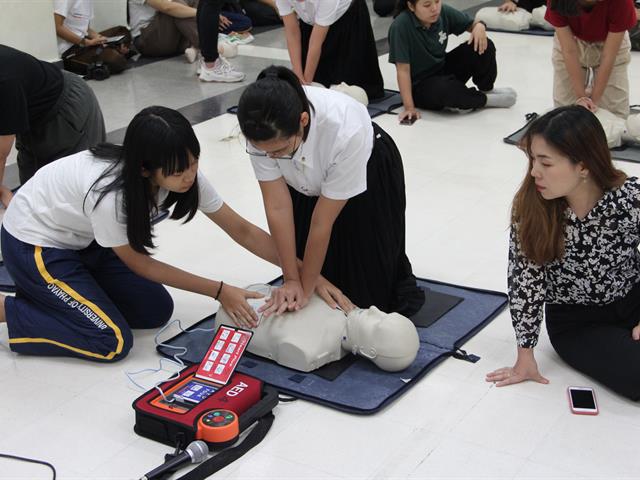 คณะเภสัชศาสตร์จัดกิจกรรมรับน้อง,สอนการกู้ชีพพื้นฐานให้กับนิสิตชั้นปีที่1