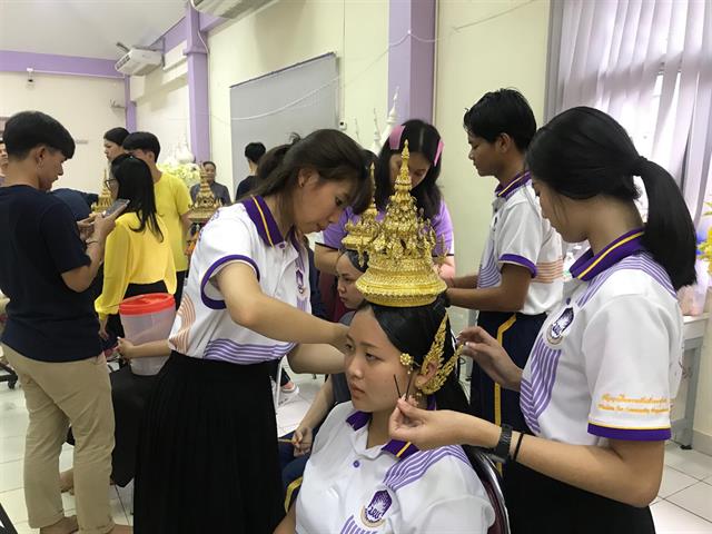 ,สาขาวิชาศิลปะการแสดง,คณะสถาปัตยกรรมศาสตร์และศิลปกรรมศาสตร์,ได้รับเกียรติจากอาจารย์สุพรทิพย์,ศุภรกุล,และอาจารย์ชริตา,ธนัทกุลภักดี,,เป็นวิทยากรให้ความรู้เรื่อง,การแต่งกายยืนเครื่องพระ-นาง,การทำผมและการปักพัสตราภรณ์,โขนละครไทย