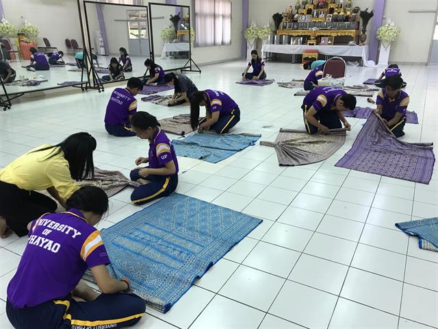 ,สาขาวิชาศิลปะการแสดง,คณะสถาปัตยกรรมศาสตร์และศิลปกรรมศาสตร์,ได้รับเกียรติจากอาจารย์สุพรทิพย์,ศุภรกุล,และอาจารย์ชริตา,ธนัทกุลภักดี,,เป็นวิทยากรให้ความรู้เรื่อง,การแต่งกายยืนเครื่องพระ-นาง,การทำผมและการปักพัสตราภรณ์,โขนละครไทย