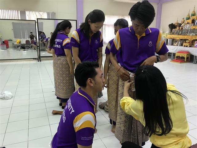 ,สาขาวิชาศิลปะการแสดง,คณะสถาปัตยกรรมศาสตร์และศิลปกรรมศาสตร์,ได้รับเกียรติจากอาจารย์สุพรทิพย์,ศุภรกุล,และอาจารย์ชริตา,ธนัทกุลภักดี,,เป็นวิทยากรให้ความรู้เรื่อง,การแต่งกายยืนเครื่องพระ-นาง,การทำผมและการปักพัสตราภรณ์,โขนละครไทย