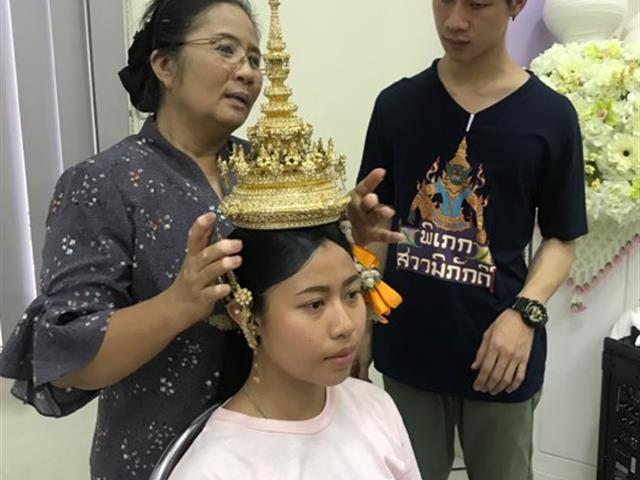 ,สาขาวิชาศิลปะการแสดง,คณะสถาปัตยกรรมศาสตร์และศิลปกรรมศาสตร์,ได้รับเกียรติจากอาจารย์สุพรทิพย์,ศุภรกุล,และอาจารย์ชริตา,ธนัทกุลภักดี,,เป็นวิทยากรให้ความรู้เรื่อง,การแต่งกายยืนเครื่องพระ-นาง,การทำผมและการปักพัสตราภรณ์,โขนละครไทย