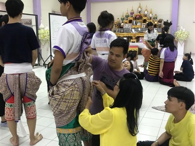 ,สาขาวิชาศิลปะการแสดง,คณะสถาปัตยกรรมศาสตร์และศิลปกรรมศาสตร์,ได้รับเกียรติจากอาจารย์สุพรทิพย์,ศุภรกุล,และอาจารย์ชริตา,ธนัทกุลภักดี,,เป็นวิทยากรให้ความรู้เรื่อง,การแต่งกายยืนเครื่องพระ-นาง,การทำผมและการปักพัสตราภรณ์,โขนละครไทย
