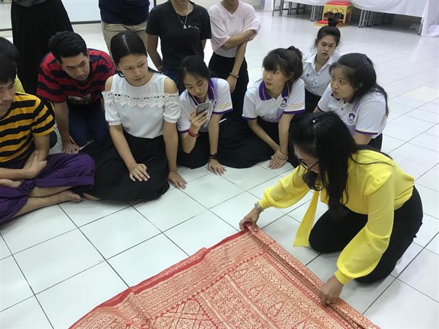 ,สาขาวิชาศิลปะการแสดง,คณะสถาปัตยกรรมศาสตร์และศิลปกรรมศาสตร์,ได้รับเกียรติจากอาจารย์สุพรทิพย์,ศุภรกุล,และอาจารย์ชริตา,ธนัทกุลภักดี,,เป็นวิทยากรให้ความรู้เรื่อง,การแต่งกายยืนเครื่องพระ-นาง,การทำผมและการปักพัสตราภรณ์,โขนละครไทย