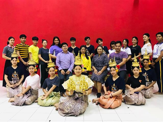 ,สาขาวิชาศิลปะการแสดง,คณะสถาปัตยกรรมศาสตร์และศิลปกรรมศาสตร์,ได้รับเกียรติจากอาจารย์สุพรทิพย์,ศุภรกุล,และอาจารย์ชริตา,ธนัทกุลภักดี,,เป็นวิทยากรให้ความรู้เรื่อง,การแต่งกายยืนเครื่องพระ-นาง,การทำผมและการปักพัสตราภรณ์,โขนละครไทย