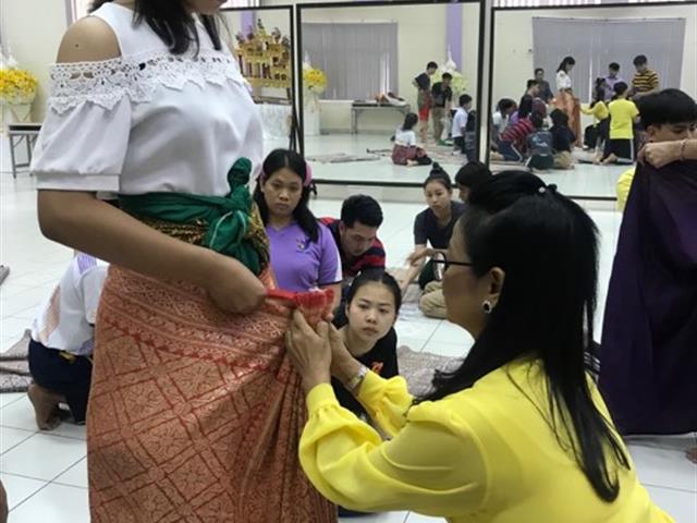 ,สาขาวิชาศิลปะการแสดง,คณะสถาปัตยกรรมศาสตร์และศิลปกรรมศาสตร์,ได้รับเกียรติจากอาจารย์สุพรทิพย์,ศุภรกุล,และอาจารย์ชริตา,ธนัทกุลภักดี,,เป็นวิทยากรให้ความรู้เรื่อง,การแต่งกายยืนเครื่องพระ-นาง,การทำผมและการปักพัสตราภรณ์,โขนละครไทย