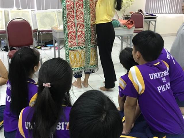 ,สาขาวิชาศิลปะการแสดง,คณะสถาปัตยกรรมศาสตร์และศิลปกรรมศาสตร์,ได้รับเกียรติจากอาจารย์สุพรทิพย์,ศุภรกุล,และอาจารย์ชริตา,ธนัทกุลภักดี,,เป็นวิทยากรให้ความรู้เรื่อง,การแต่งกายยืนเครื่องพระ-นาง,การทำผมและการปักพัสตราภรณ์,โขนละครไทย