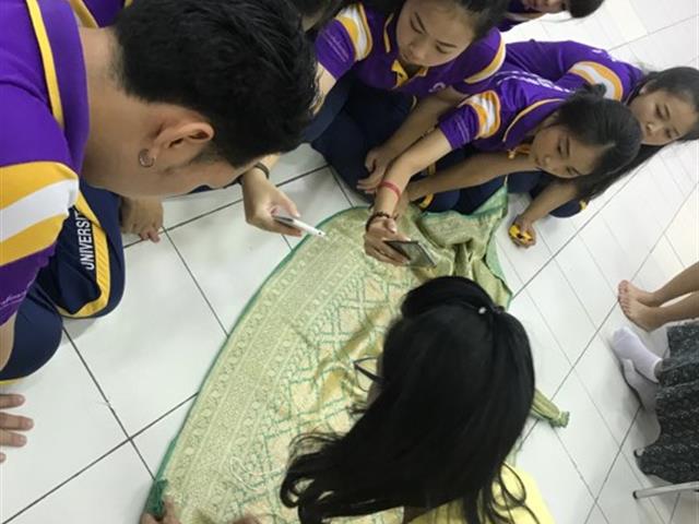 ,สาขาวิชาศิลปะการแสดง,คณะสถาปัตยกรรมศาสตร์และศิลปกรรมศาสตร์,ได้รับเกียรติจากอาจารย์สุพรทิพย์,ศุภรกุล,และอาจารย์ชริตา,ธนัทกุลภักดี,,เป็นวิทยากรให้ความรู้เรื่อง,การแต่งกายยืนเครื่องพระ-นาง,การทำผมและการปักพัสตราภรณ์,โขนละครไทย