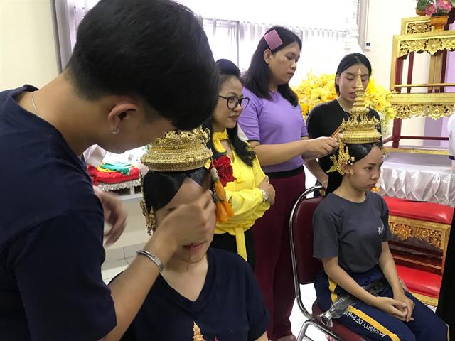 ,สาขาวิชาศิลปะการแสดง,คณะสถาปัตยกรรมศาสตร์และศิลปกรรมศาสตร์,ได้รับเกียรติจากอาจารย์สุพรทิพย์,ศุภรกุล,และอาจารย์ชริตา,ธนัทกุลภักดี,,เป็นวิทยากรให้ความรู้เรื่อง,การแต่งกายยืนเครื่องพระ-นาง,การทำผมและการปักพัสตราภรณ์,โขนละครไทย