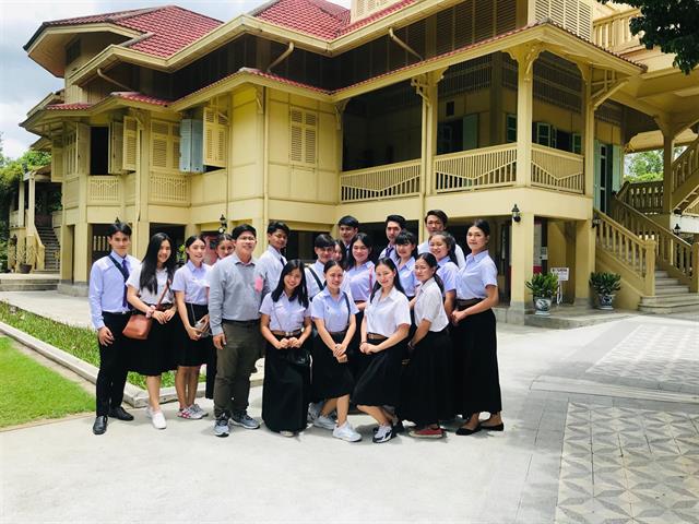 สาขาวิชาศิลปะการแสดง,นำนิสิตเข้าชมพิพิธภัณฑ์พระตำหนักดาราภิรมย์,