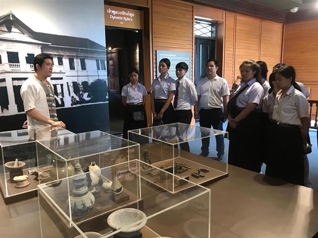 สาขาวิชาศิลปะการแสดง,นำนิสิตเข้าชมพิพิธภัณฑ์พระตำหนักดาราภิรมย์,