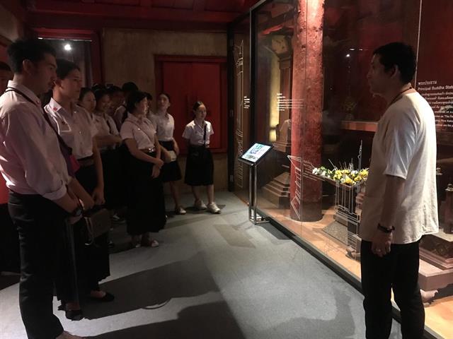 สาขาวิชาศิลปะการแสดง,นำนิสิตเข้าชมพิพิธภัณฑ์พระตำหนักดาราภิรมย์,