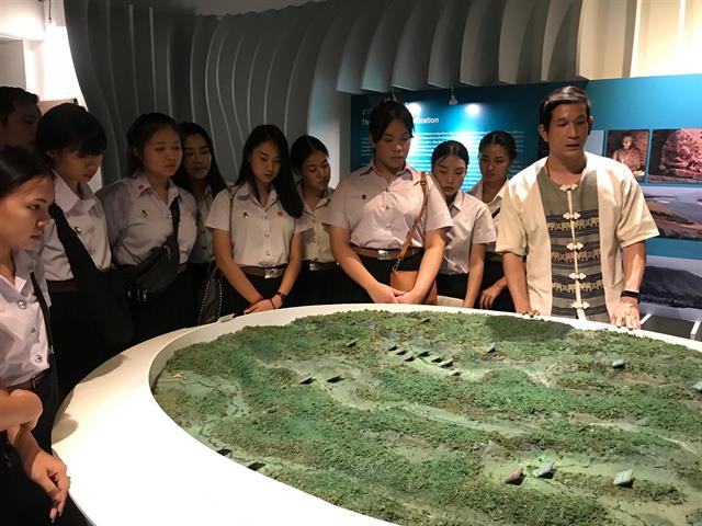 สาขาวิชาศิลปะการแสดง,นำนิสิตเข้าชมพิพิธภัณฑ์พระตำหนักดาราภิรมย์,