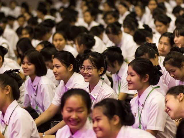 มหาวิทยาลัยพะเยา,จัดโครงการปฐมนิเทศนิสิตใหม่,โครงการเตรียมความพร้อมด้านวิชาการและทักษะการใช้ชีวิตในมหาวิทยาลัยของนิสิตชั้นปีที่,1,ประจำปีการศึกษา,2562,พร้อมแจกกระบอกน้ำและถุงผ้าลดโลกร้อน