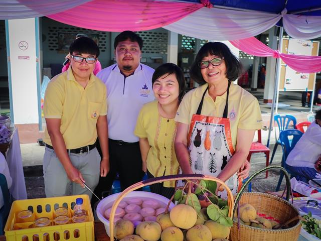 คณะรัฐศาสตร์และสังคมศาสตร์,มหาวิทยาลัยพะเยา,ร่วมกิจกรรม,“ข่วงผญ๋า”หรือ“ลานองค์ความรู้”,ที่จัดขึ้นโดยทางศูนย์การเรียนรู้ผู้สูงวัยวัดแม่กาห้วยเคียน