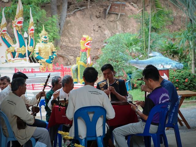 คณะรัฐศาสตร์และสังคมศาสตร์,มหาวิทยาลัยพะเยา,ร่วมกิจกรรม,“ข่วงผญ๋า”หรือ“ลานองค์ความรู้”,ที่จัดขึ้นโดยทางศูนย์การเรียนรู้ผู้สูงวัยวัดแม่กาห้วยเคียน